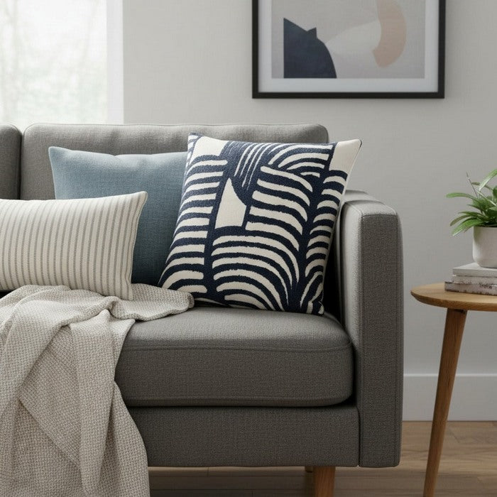 Cuscino bianco con ricamo astratto blu 45x45 cm