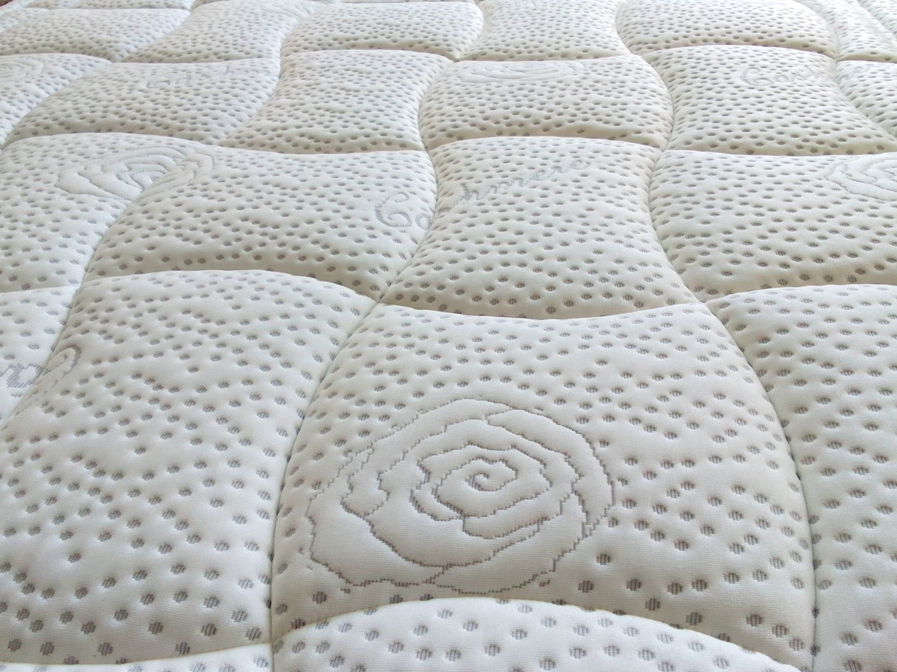 Materasso Semirigido a molle insacchettate e memory H28 cm lato estivo e Invernale - SATURNO