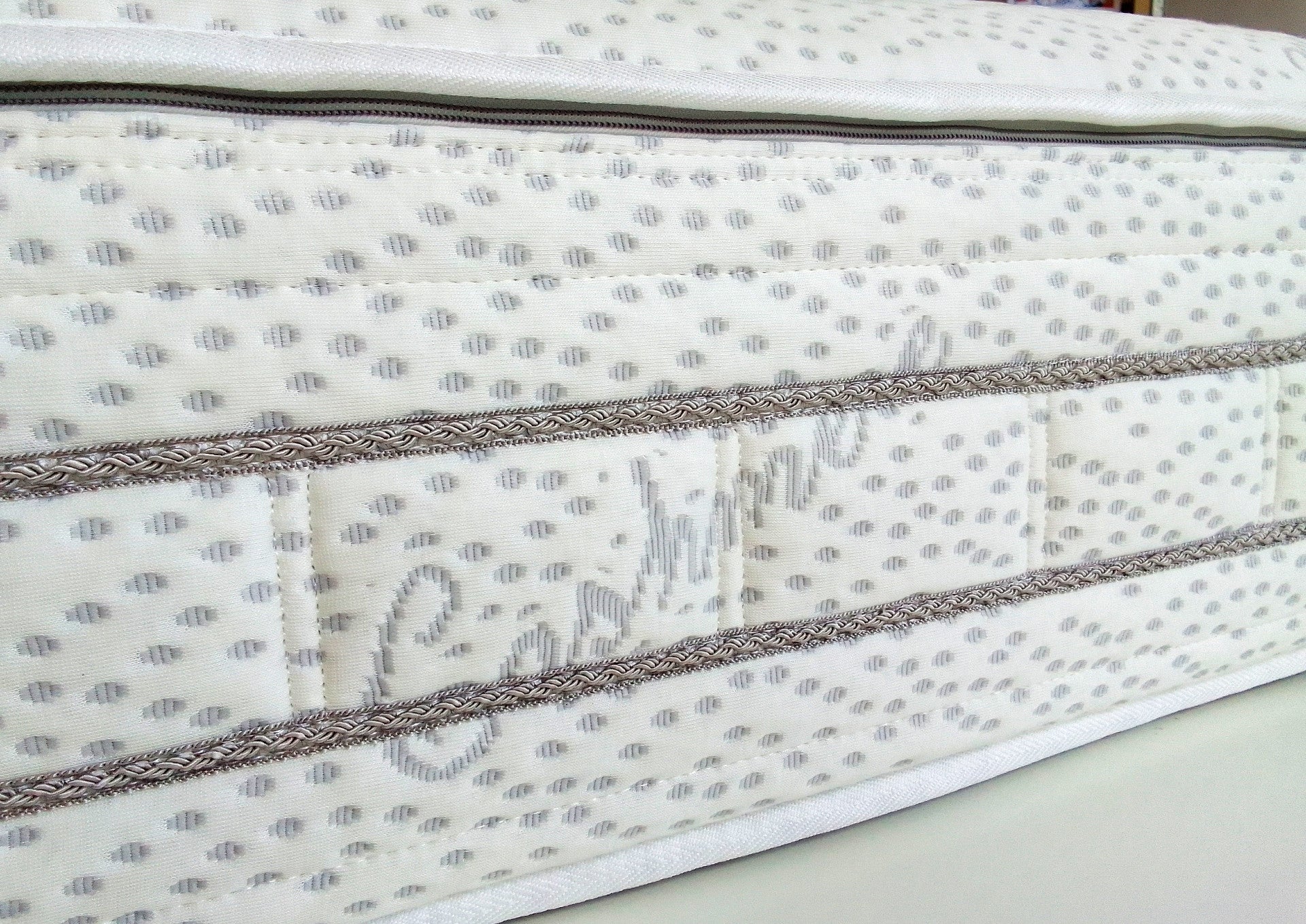 Materasso Semirigido a molle insacchettate e memory H28 cm lato estivo e Invernale - SATURNO