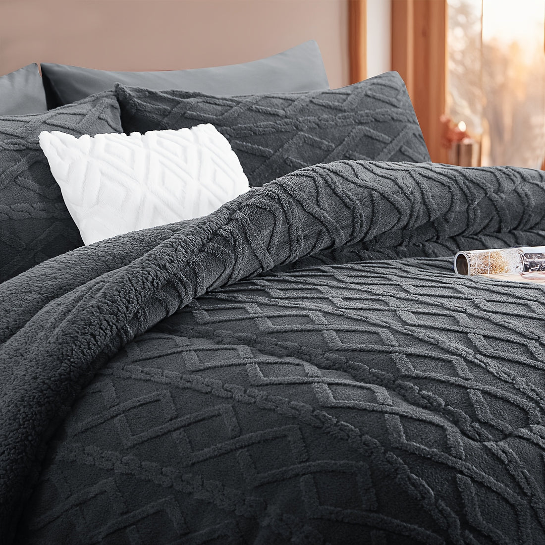 200x200cm Luxury Taff Velvet-Like Down Quilt - Double-Sided Rhombus Pattern Winter Blanket, Super Soft & Fluffy Bedspread for Bedroom, Dorm, Sofa | Machine Washable, Warm & Breathable Bedding, Ideal Christmas/Halloween Gift (